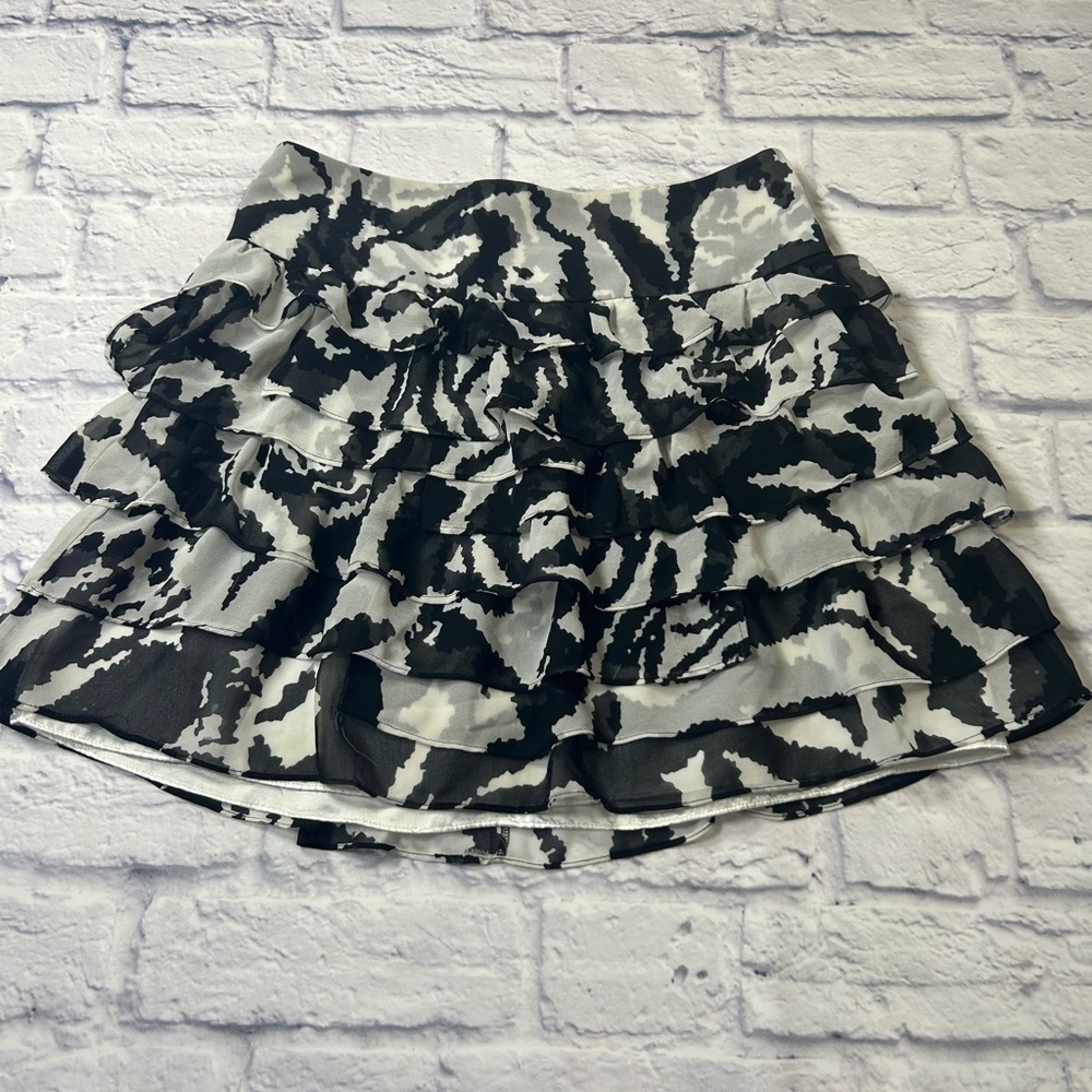 Express  Black & Gray Ruffled/ Tiered Mini Skirt. Feminine. Romantic. Size 00